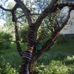 Ei ole, on ollut, on / 2003 / akryylimaalaus omenapuulle