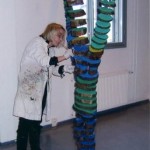 Anu Tuomi viimeistelee Köysiratagalleriassa teosta
Ei ole, on ollut, on