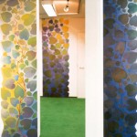 Aamu - päivä - iltalehdistö / 1999
akryylimaalaus luonnonlehdille /
3 osaa /
korkeus 250 cm /
Esillä Titanik Galleriassa