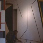 Mondrianin mukaan –sarja / 1983 / akryyliväri pahvilaatikoille ja puupalikoille / Einari Levon maalatut styrox-veistokset / Taidehuone Joe’s