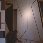 Mondrianin mukaan –sarja / 1983 / akryyliväri pahvilaatikoille ja puupalikoille / Einari Levon maalatut styrox-veistokset / Taidehuone Joe’s